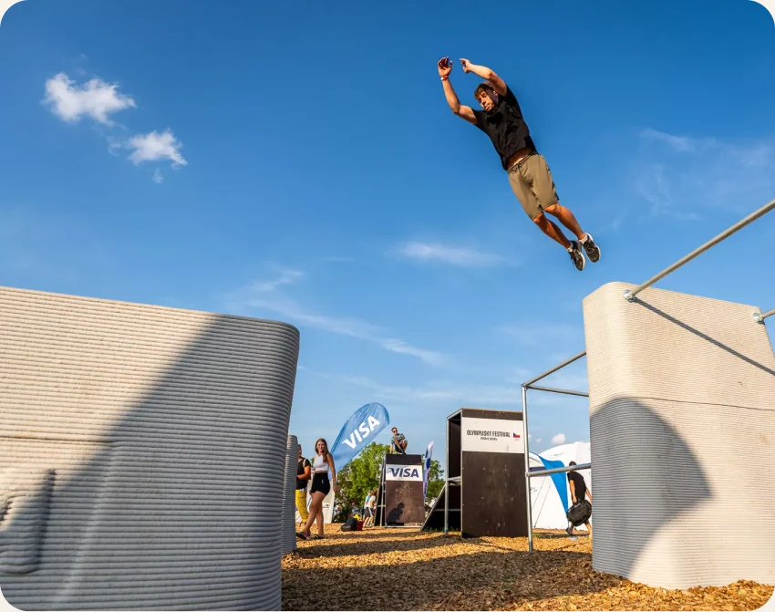 Parkourista v letu mezi překážkami na akci Olympijský festival