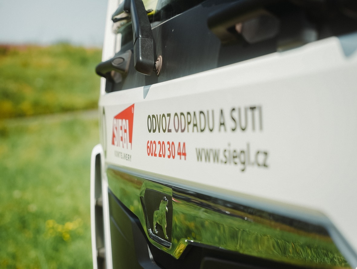 Detail svozového vozu s kontakty Siegl kontejnery