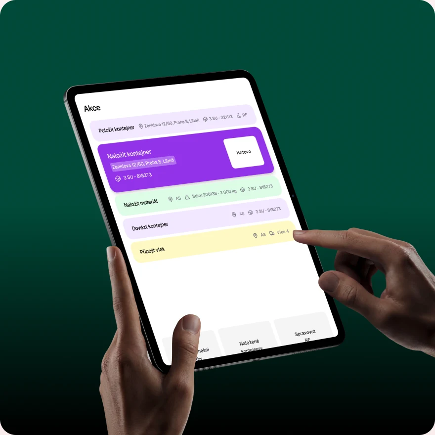 Řidič odbavuje zakázku v mobilní aplikaci na tabletu